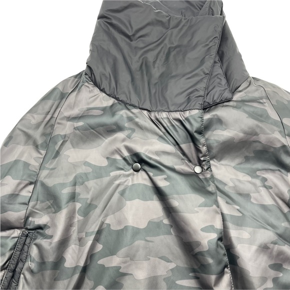 KYODAN| Reversible Puffer Capelet, Blk/Camo high neck, with snaps EUC - Picture 12 of 16